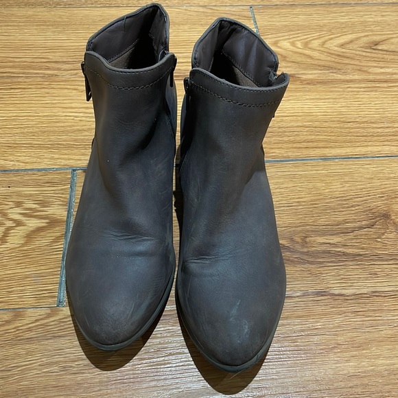 Cute Brown Booties! - Picture 1 of 4